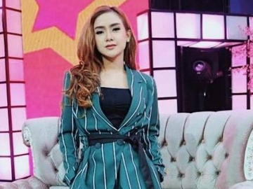 Pulang Umrah, Penampilan Cita Citata Kenakan Hijab Sukses Bikin Netter Meleleh