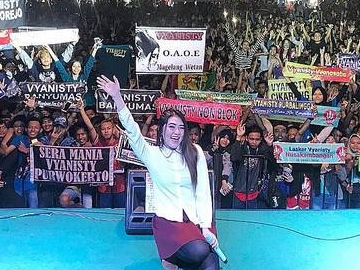 Pamer Foto Saat Makan Lesehan Bareng Keluarga Besar, Netter Malah Salfok Pose Duduk Via Vallen