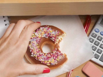 Ini 6 Makanan yang Harus Dihindari saat di Kantor