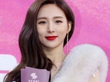 Tampil dengan Gaun yang Transparan, MC di Red Carpet Seoul Music Awards Tuai Banyak Kritikan