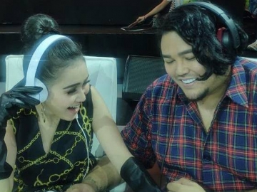 Kocak, Begini 'Kemesraan' Ayu Ting Ting dan Ivan Gunawan dalam Poster Dilan Hingga AADC