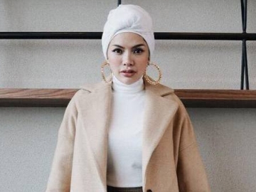 Bakal 'Babymoon' ke Jepang, Nikita Mirzani Pamer Duit Dolar dan Yen
