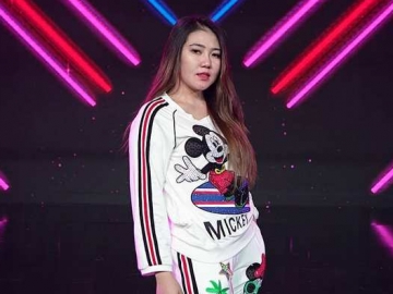 Kembali Tampil Berhijab, Via Vallen Malah Tulis Kalimat Kocak