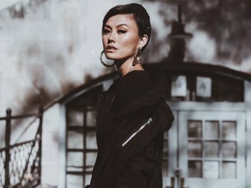 Unggah Foto Selfie, Netter Malah Akui Salfok Freckles di Hidung Hingga Tangan Keriput Agnes Monica