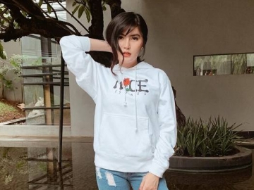 Unggah Video Lawas Bareng Mendiang Olga Syahputra, Angela Lee Kenang Perjuangan Jadi Artis