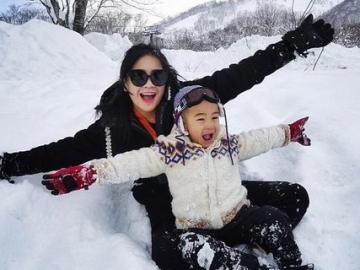 Nagita Slavina dan Rafathar Pamer Pose Jelek, Netter Malah Serbu Pujian Hingga Gemas Bukan Main