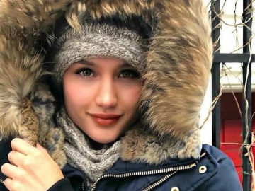 Cinta Laura Tampil Berhijab, Netter Ramai Beri Pujian