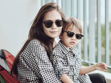 Bjorka Mulai 'Ketularan' Narsis, Ajak Sabai Morscheck Foto Bareng Bikin Warganet Gemas