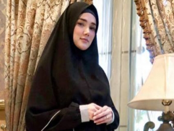 Mulan Jameela Kembali Meneteskan Air Mata, Riasan Wajah Tebal Jadi Belepotan Curi Perhatian Netter