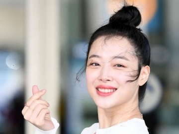 Senyum Ceria Sambil Pegang Buku Autobiografi Michelle Obama di Bandara, Sulli Malah Diolok Netter