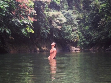 Tak Melulu Di Luar Negeri, 9 Foto Estetis Liburan Nicholas Saputra di Indonesia Ini Bikin Iri