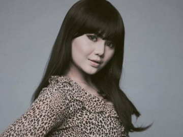 Rosa Meldiyanti Kenakan Busana Mini, Bentuk Tubuh Terlihat Lebih Berisi Jadi Sorotan