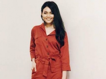 Rina Nose Pamer Cincin di Jari Manis, Sudah Tunangan?