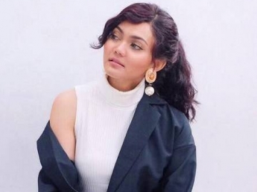 Unggah Cincin yang Sama, Ternyata Ini Sosok Calon Suami Rina Nose