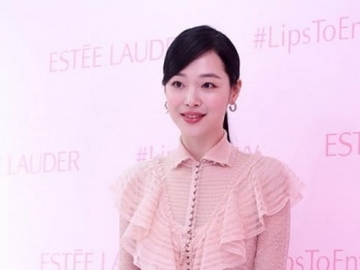 Super Cantik dan Elegan Hadiri Acara Kosmetik, Penampilan Sulli Tuai Sorotan