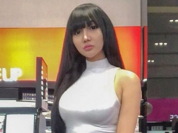 Sepatu Mahal Lucinta Luna Tersangkut Eskalator, Netter: Cowok Emang Enggak Cocok Pakai Heels