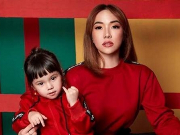 Gisella Anastaisa 'Kecolongan' Saat Gempi Makan Upil, Netter Malah Ngakak