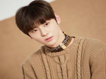 Ikuti Hwang Minhyun NU'EST Keliling Bandara, Sasaeng Fans Ini Unggah Hasil Jepretannya