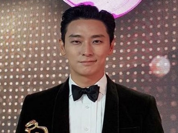 Jalani Pemotretan di Bali, Asyiknya Joo Ji Hoon Bersantai Sambil Makan Sate dan Mie Goreng