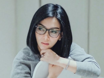 Syahrini Ziarah ke Makam Sang Ayah Diduga Minta 'Izin' Nikah, Netter Malah Komentari Hal Ini