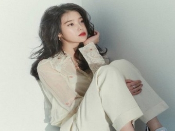 Padukan Dress Merah dan Sepatu Sneakers, IU Sukses Bikin Fans Terpesona