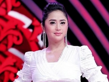 Dewi Persik Jenguk Sang Ayah yang Terbaring Lemas di RS, Netter Pertanyakan Keberadaan Meldi