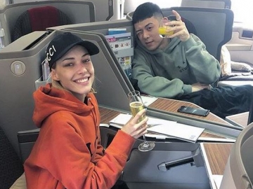Naik Garuda Indonesia, Rapper Beenzino Ajak Pacar Bulenya Liburan ke Bali
