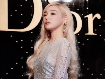 Tampil Cantik dengan Rambut Blonde dan Lipstik Bold, Tiffany Disebut Barbie Hidup