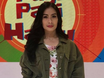 Iis Dahlia Blak-Blakan Sindir Syahrini Soal 'Izin Nikah' ke Luna Maya, Netter Pro Kontra
