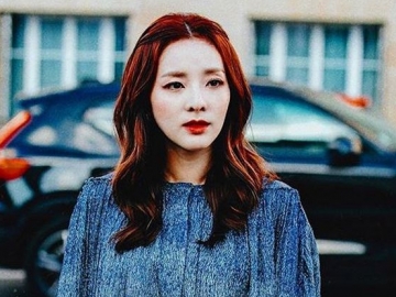 Pamer Kaki Jenjang di Paris Fashion Week, Dara Eks 2NE1 Bikin Fans Melonggo