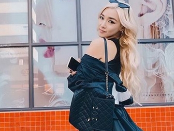 Makin Berani, Tiffany Eks SNSD Pose Seksi Pamer Belahan Dada di Majalah