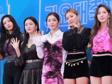 Cantik dengan Gaya Berbeda, Busana Red Velvet di Foto Ini Jadi Sorotan Netizen