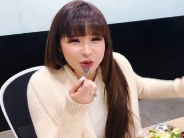 Debut Siaran V Live, Park Bom Ungkap Nama Fandom dan Bocoran Comeback