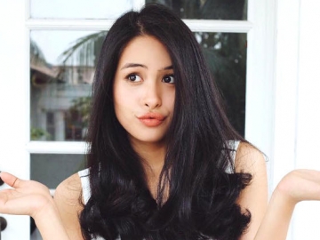 Outfit Simple Nan Cantik ala Maudy Ayunda yang Diterima S2 Di Harvard Dan Stanford University