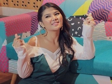 Rosa Meldianti Jawab Tudingan Pencitraan Saat Jenguk Sang Kakek, Netter Malah Sibuk Soroti Hal Ini