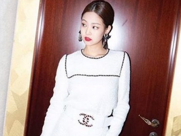 Tampil Seksi dengan Busana Serba Chanel, Jennie Malah Bikin Netter Ngeri Melihatnya