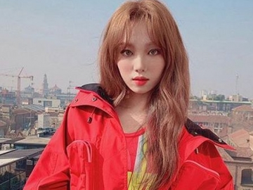 Tampil Kasual Sambil Jalan-Jalan di Milan, Pesona Lee Sung Kyung Sukses Curi Perhatian