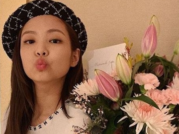 Pamer Foto Jalan-Jalan Sendiri di Kota Romantis, Jennie Malah Diminta Ajak Kai