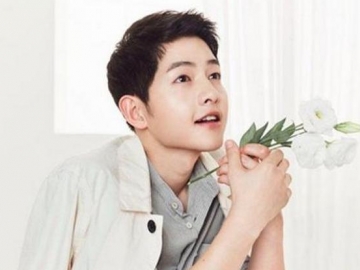 Bikin Iri, Senangnya Fans Brunei Ini Bisa Foto Selfie Bareng Song Joong Ki
