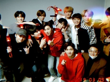 Serunya Member EXO-SuJu dan SHINee Cs Beri Dukungkan di Konser TVXQ