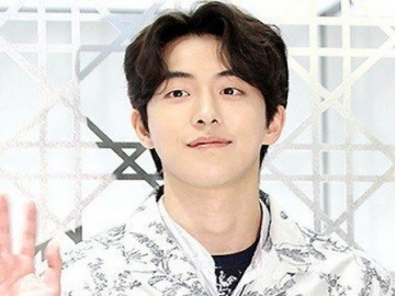 Padukan Kaos-Kemeja dan Jaket Jadi Satu, Nam Joo Hyuk Malah Bikin Fans Klepek-Klepek