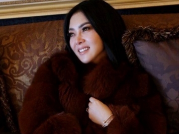 Beredar Foto Jadul Syahrini Pamer Pose 'Menantang', Netter Malah Salfok Tato di Perut