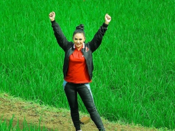 Krisdayanti Unggah Foto Panen Padi, Netizen Kembali Cibir Salah Kostum