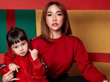 Abaikan Hujatan Netizen, 8 Potret Kompak Gisella Anastasia-Gempita Ini Bukti Kasih Sayang Ibu