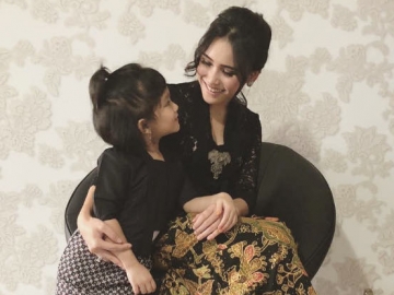 Anak Ayu Ting-Ting Digendong Pria Misterius, Netizen Asyik Main Tebak-Tebakan