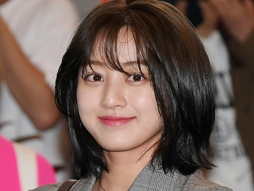 Dirumorkan Jadi Korban Video Seks Jung Joon Young, Jihyo Twice Terlihat Nangis di Bandara