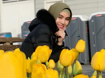 Kartika Putri Pamer Melenggang di Atas Catwalk, Status Istri Ulama Diungkit Netizen