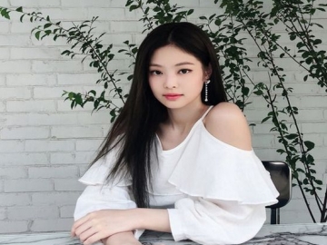Berbalut Busana Chanel, Jennie Black Pink Tampil Beda dengan Rambut Klimis
