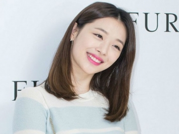 Cantiknya Sulli Jadi Model Untuk Merek Busana Burberry, Netter: Pakai Apa Aja Cocok