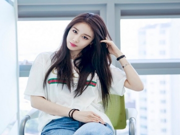 Pakai Jumper dengan Gaya Rambut Curly, Penampilan Kece Jiyeon di Acara Fashion Curi Perhatian
